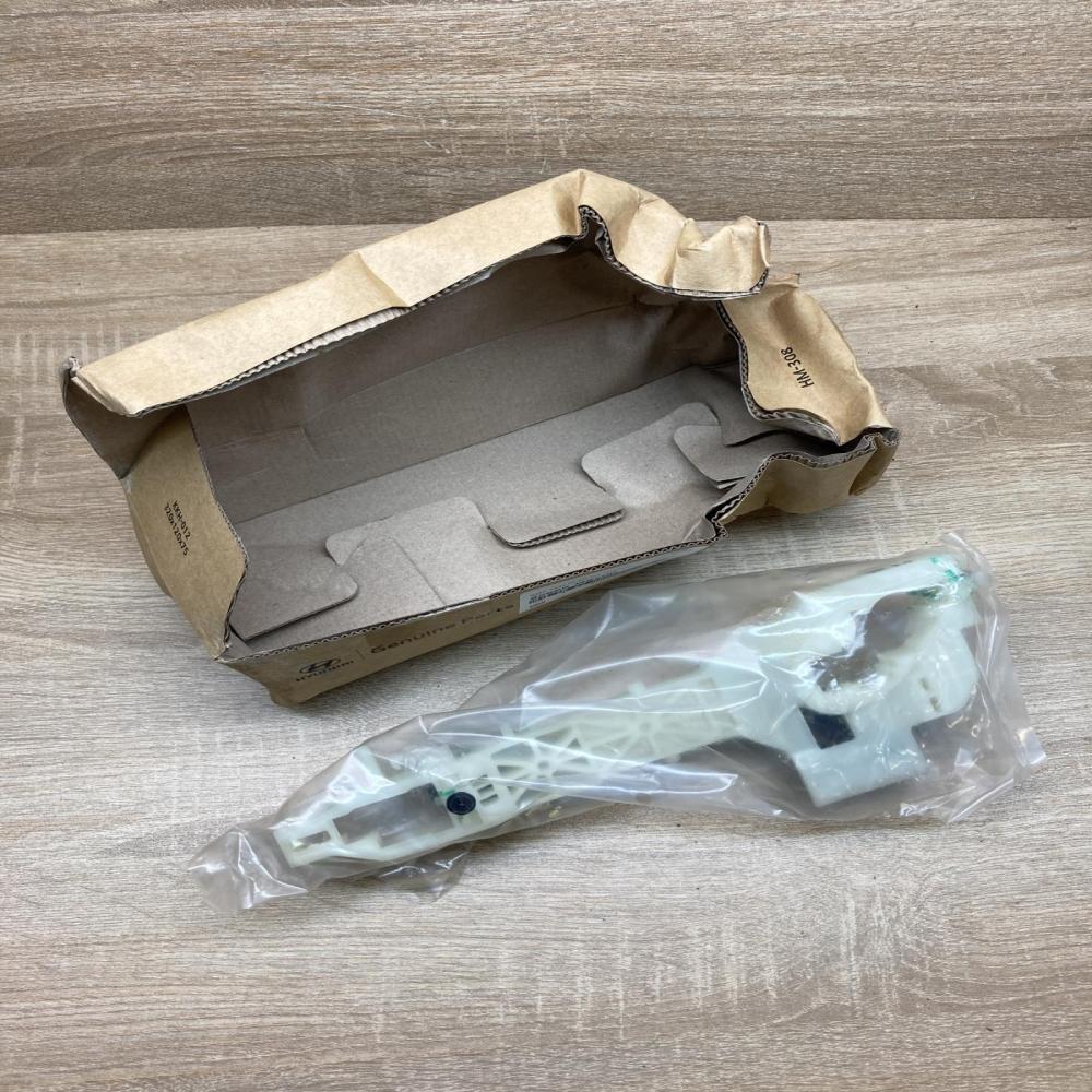 82655 G2700   Front door exterior handle/bracket Hyundai Ioniq