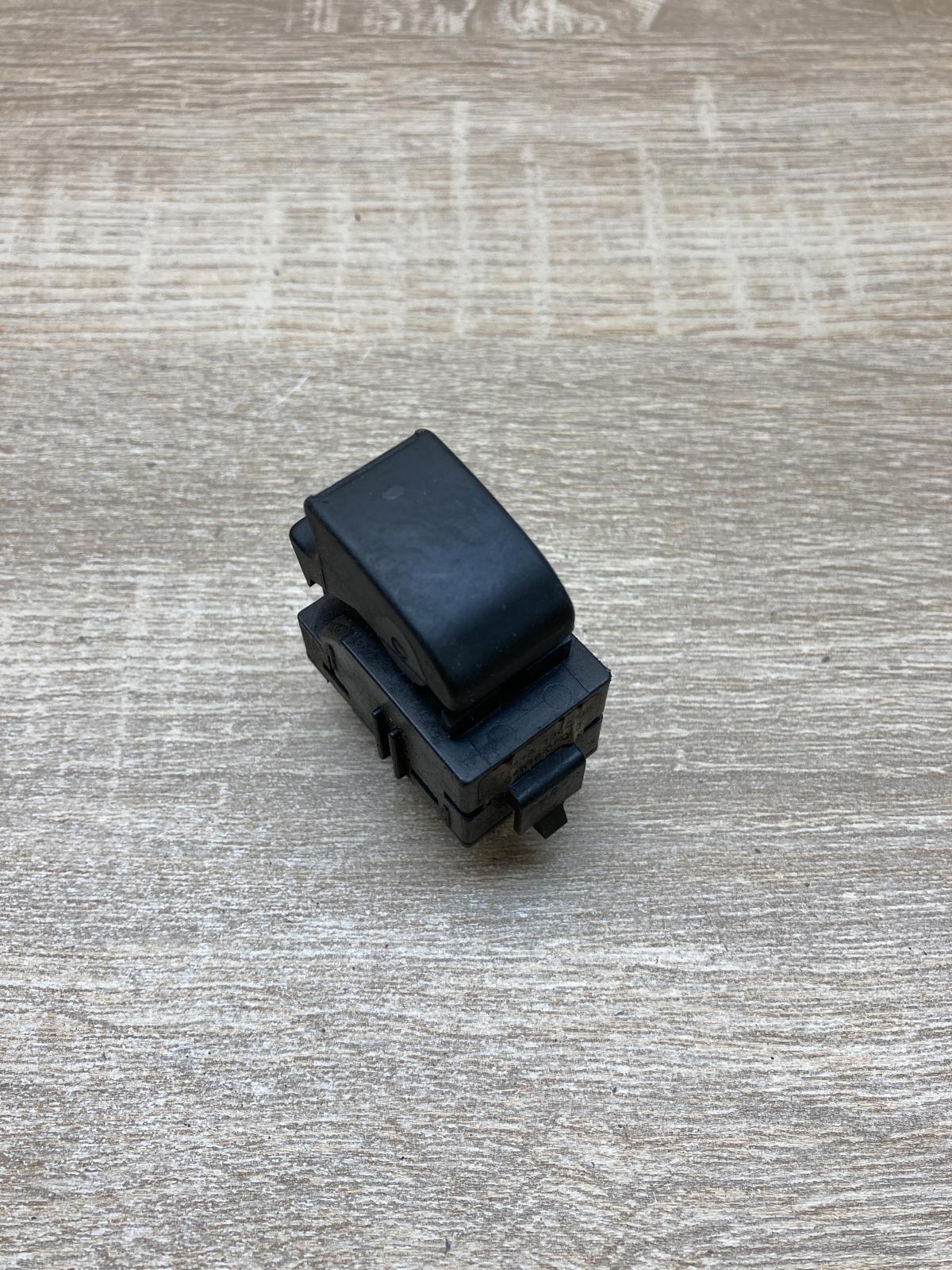 84810 0F010   Electric window control switch Toyota Corolla Verso AR10