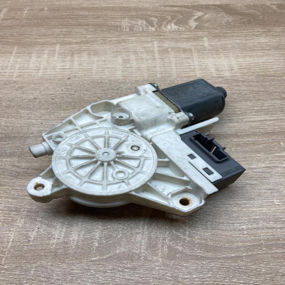 0130822200 999066 101  Rear door window regulator motor Peugeot 407