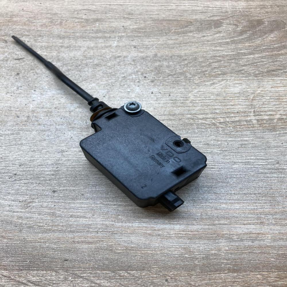 8372240   Fuel tank cap lock motor BMW 3 E46
