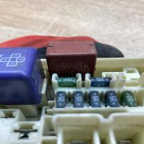 90987 02012 90987 04004  Fuse module Toyota RAV 4 (XA10)