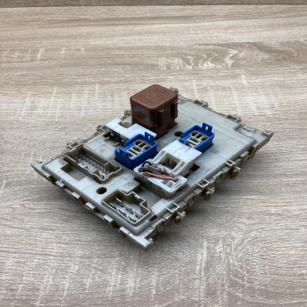 24350 4U100   Fuse module Nissan Primera
