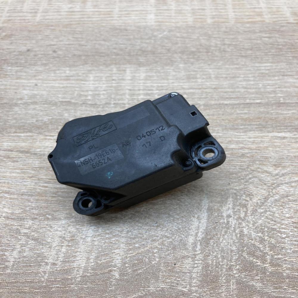 4N5H 19E616 AB   Air flap motor/actuator Ford Focus