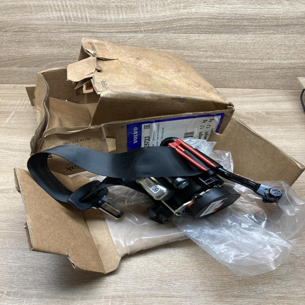39825733 630002100  Rear seatbelt Volvo XC90