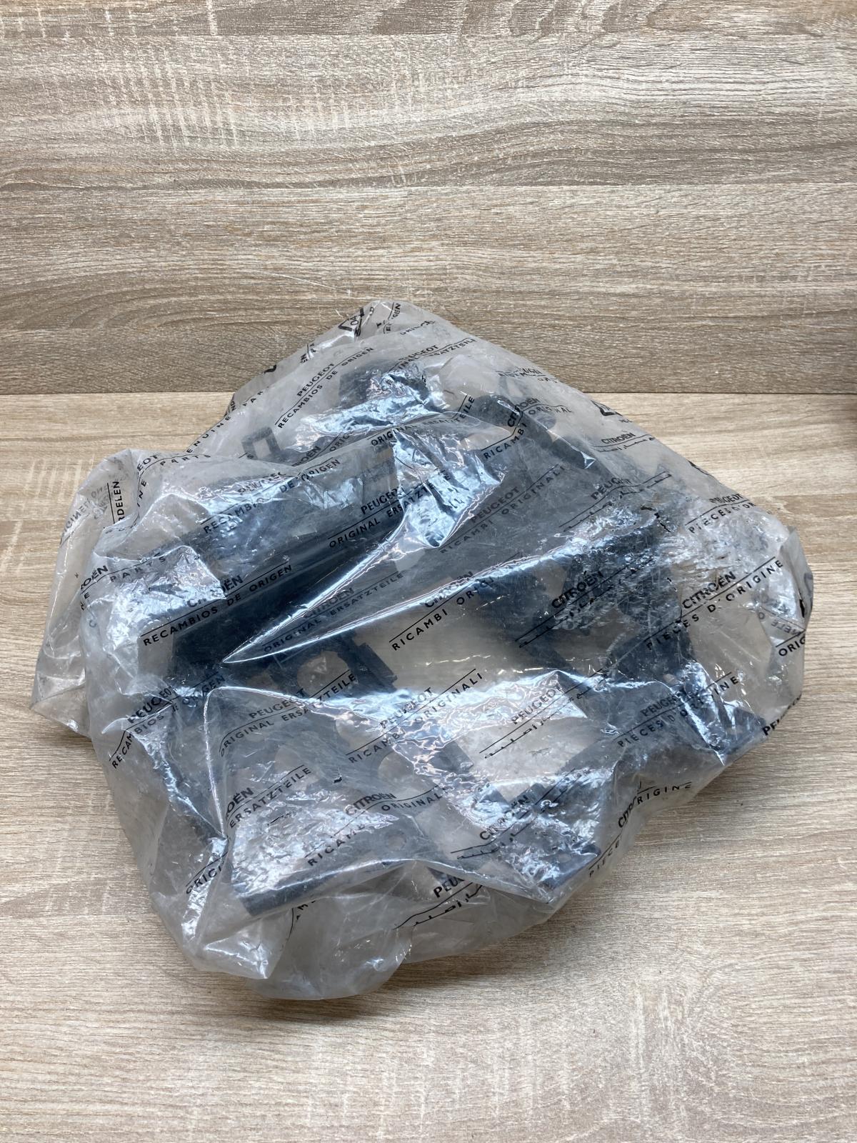 6547S6   Fuse box cover Peugeot Partner