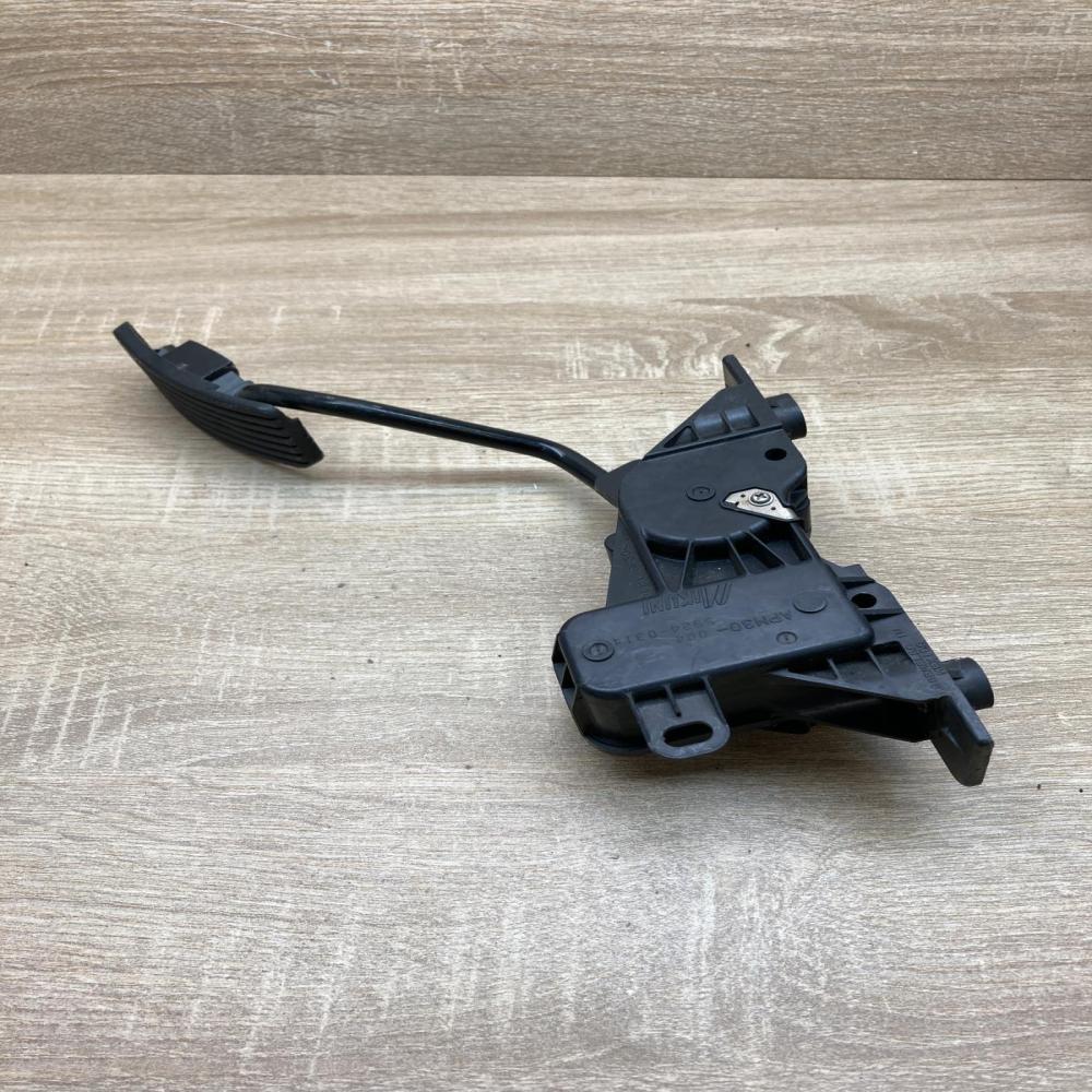 APM30 004 5924 0314  Accelerator throttle pedal Mitsubishi Eclipse