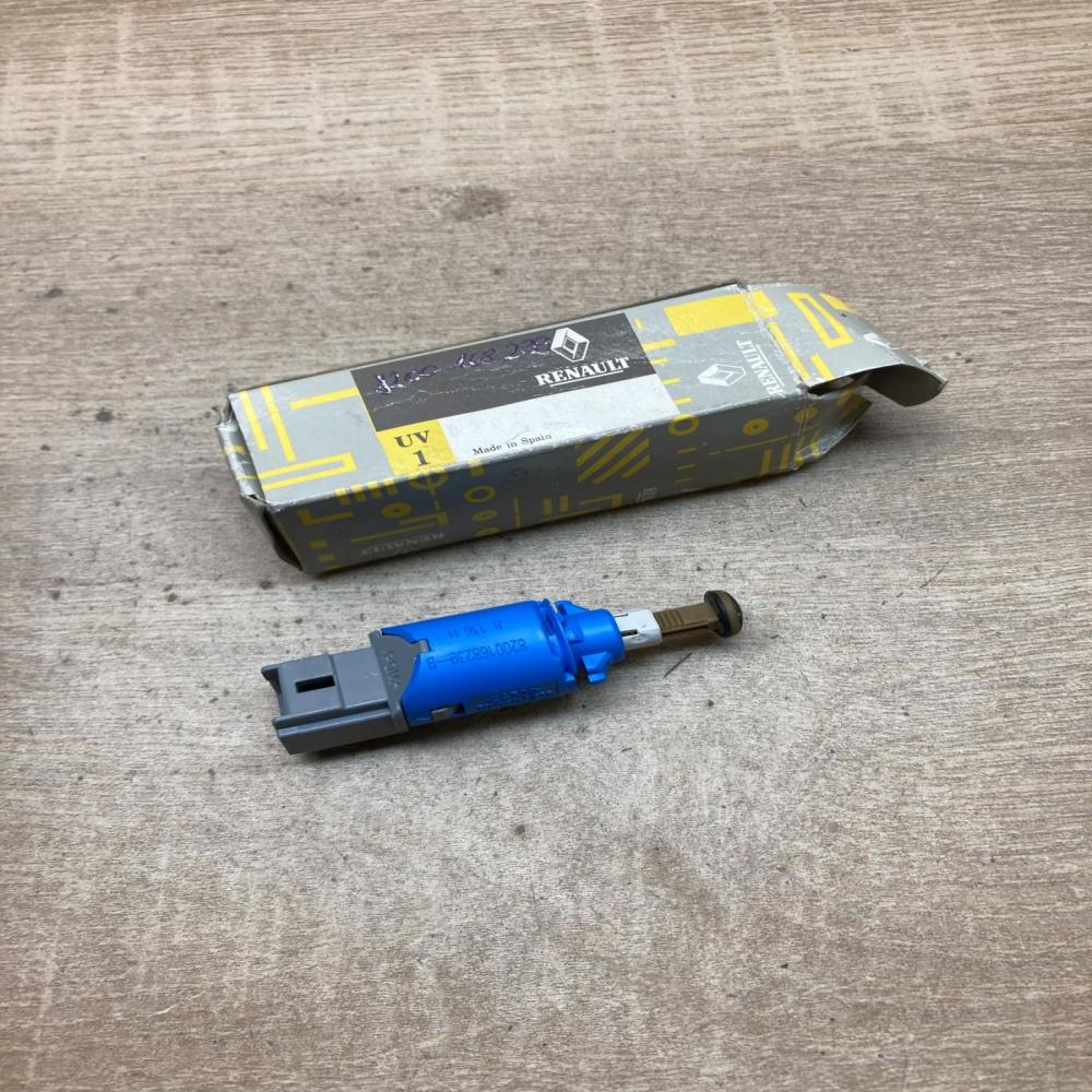 8200168239 8200168239B  Brake pedal sensor switch Renault Megane II