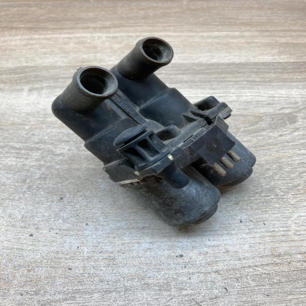 0008306584   Coolant heater control valve Mercedes-Benz E W124