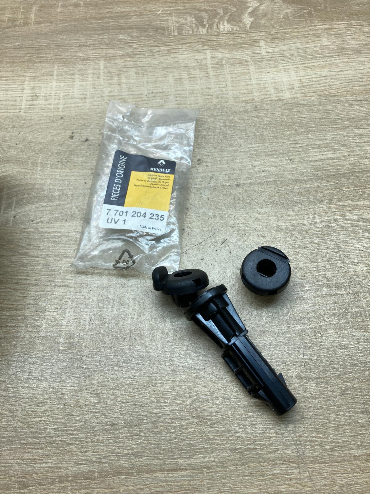 7701204235   Front seat headrest Renault Kangoo I