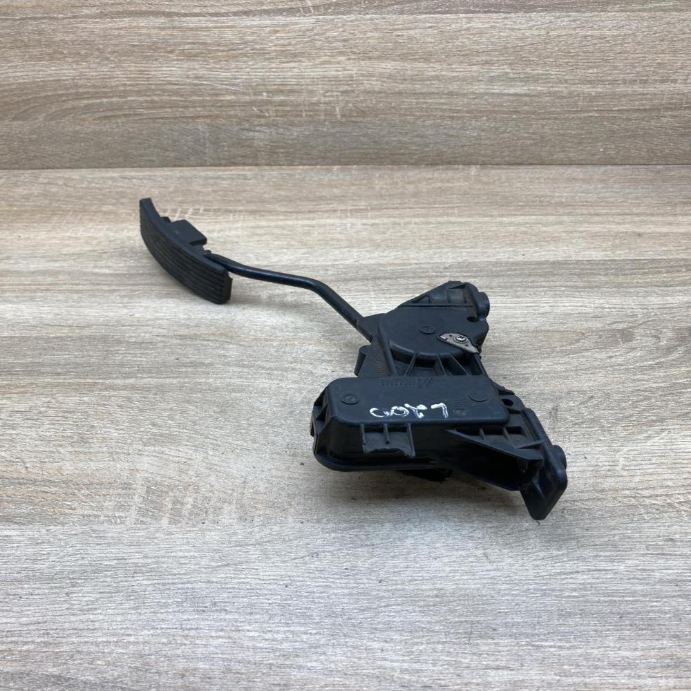 APM30 009   Accelerator throttle pedal Mitsubishi L200