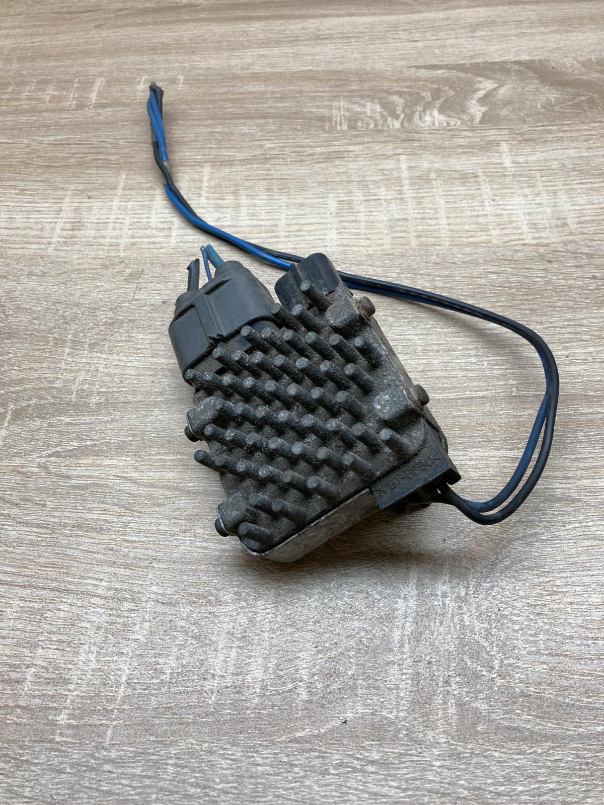 104993 3011   Coolant fan relay Mitsubishi Galant