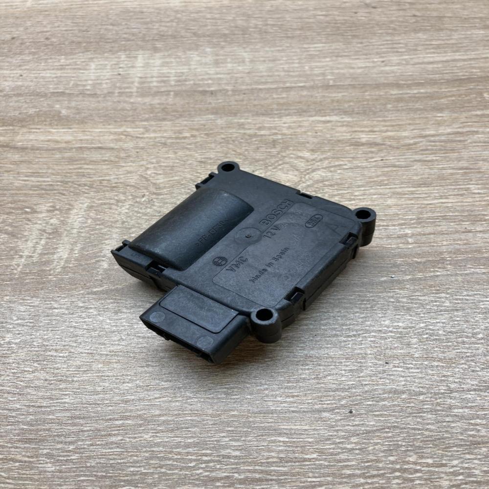 4F0820511A   Air flap motor/actuator Audi A8 S8 D3 4E