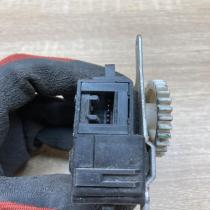 063800 0920   Air flap motor/actuator Toyota Avensis T250