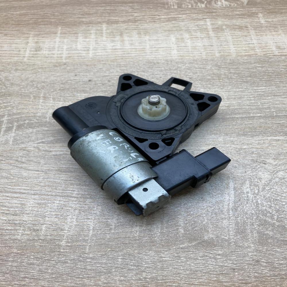 GJ6A5858X CM011050  Rear door window regulator motor Toyota Corolla Verso AR10
