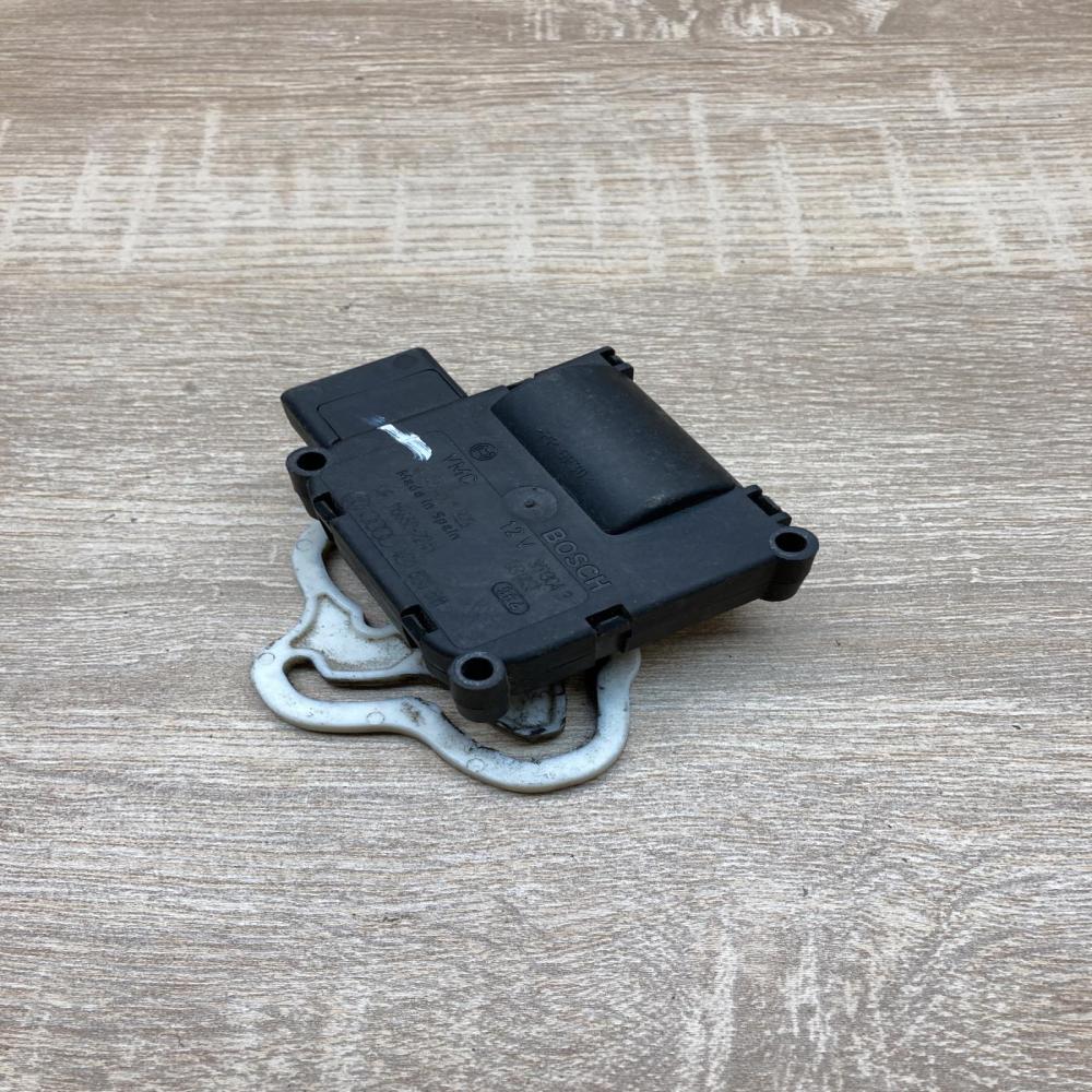 4E0820511 0132801323  Air flap motor/actuator Audi A8 S8 D3 4E