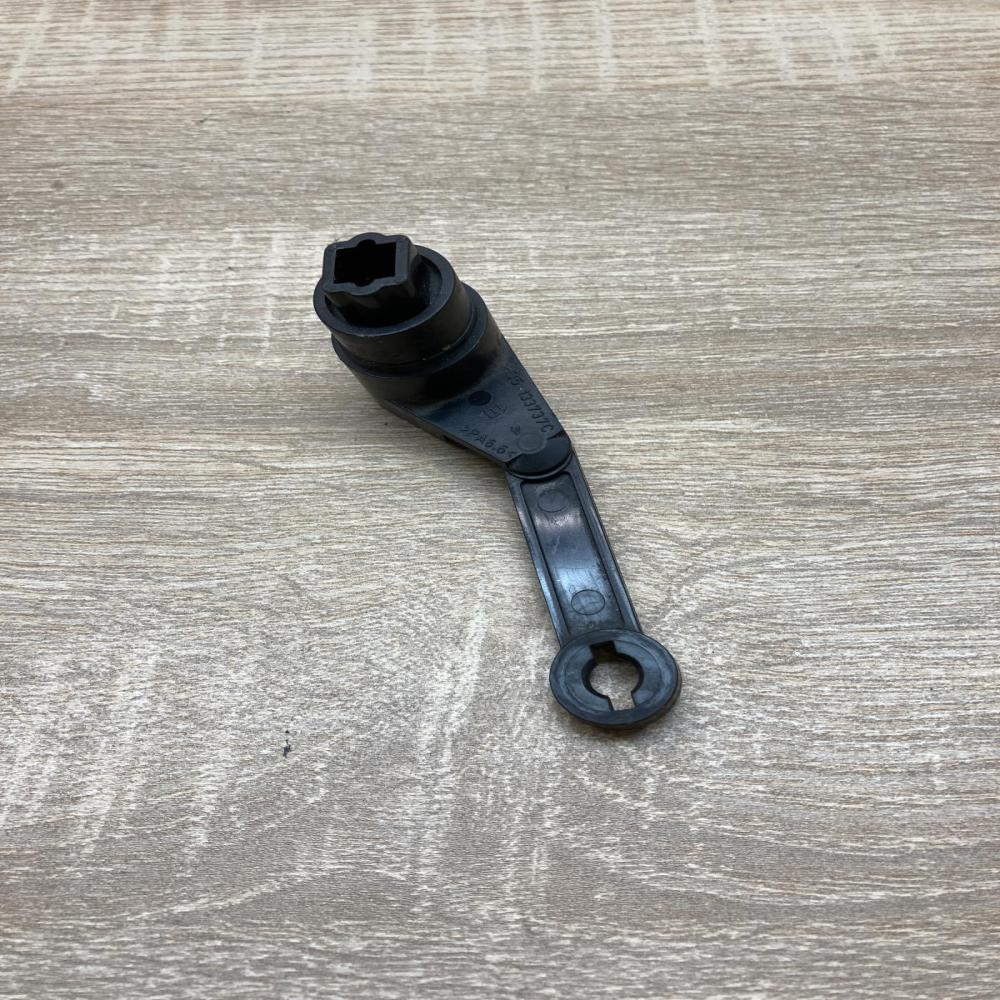 H35133737C 133737C H35133739P Other interior part Seat Toledo II (1M)