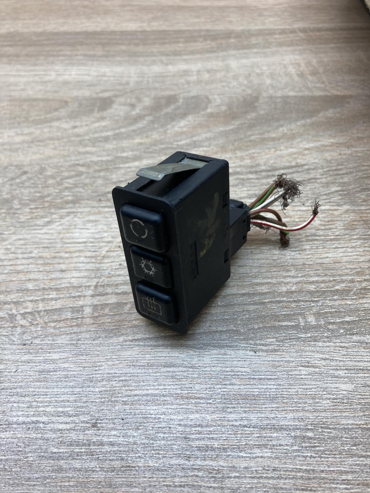 1391764 03051000  Windscreen/window heater switch BMW 5 E34