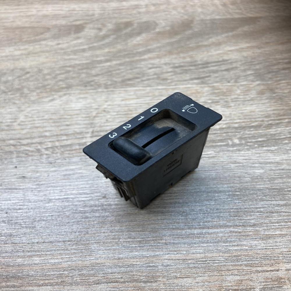 M10914 M10915  Headlight level height control switch Nissan PickUp