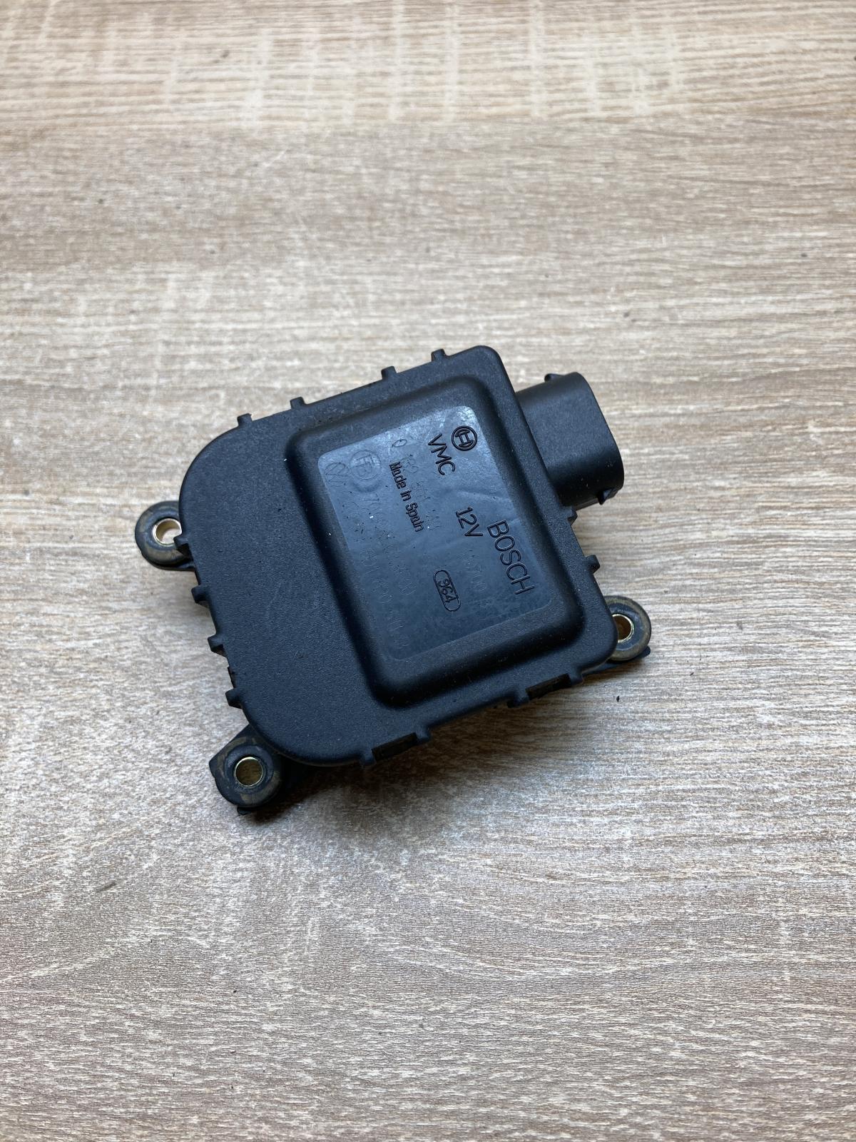 8D1820511B 0132801149  Air flap motor/actuator Audi A4 S4 B5 8D