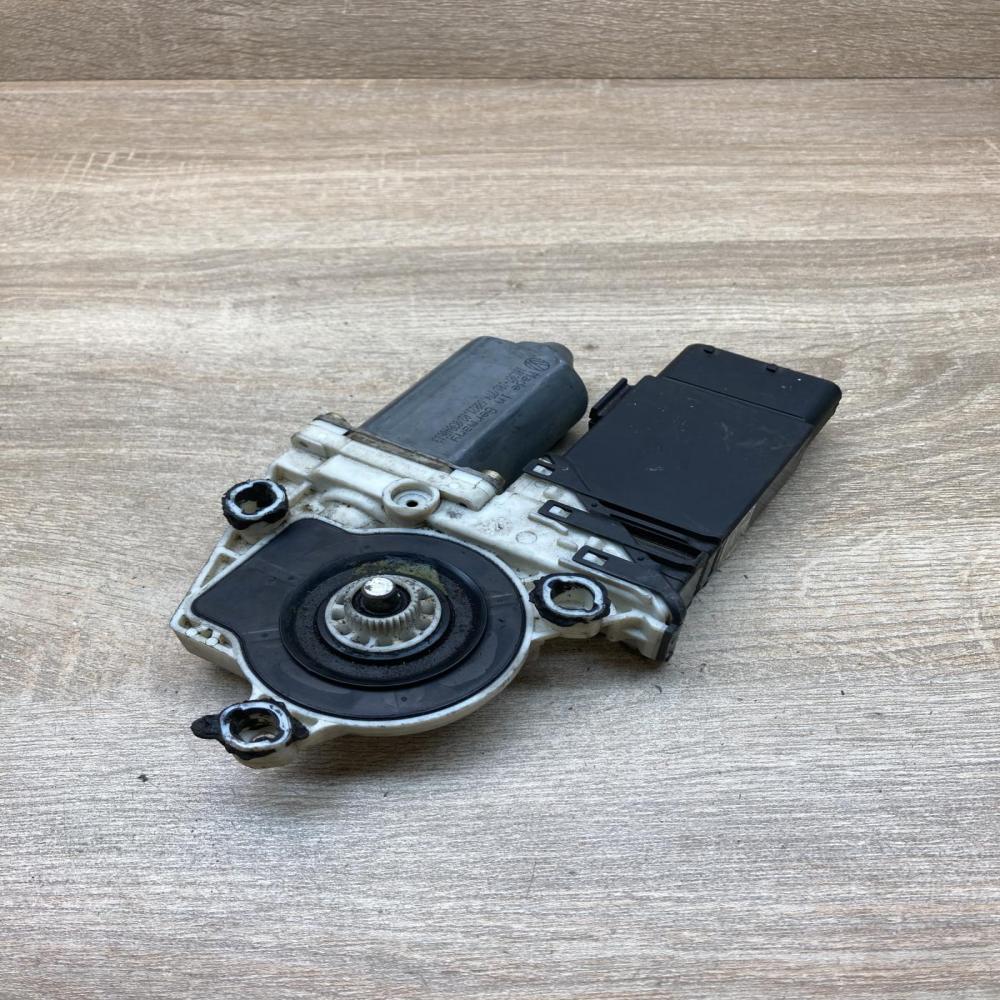 9776 101430 203 119433 F005S00047 Front door window regulator motor Volkswagen G