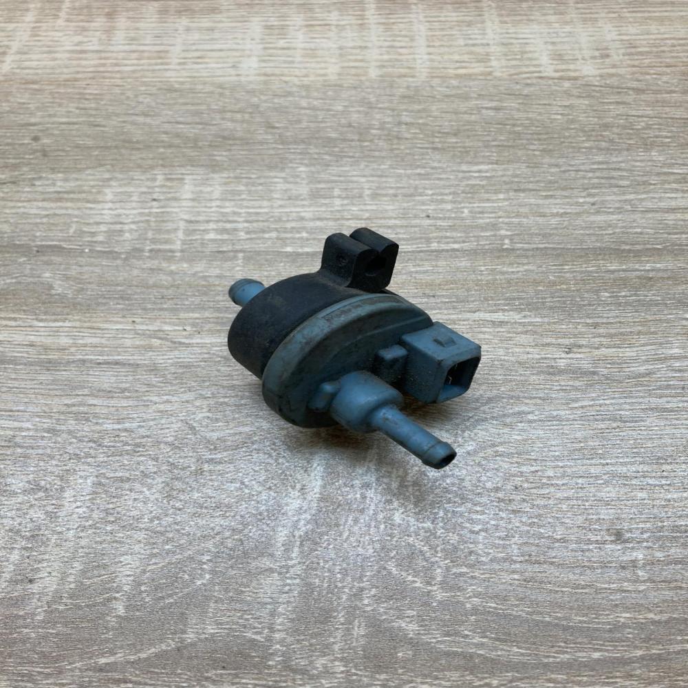 051133459   Valve vacuum Volkswagen PASSAT B6