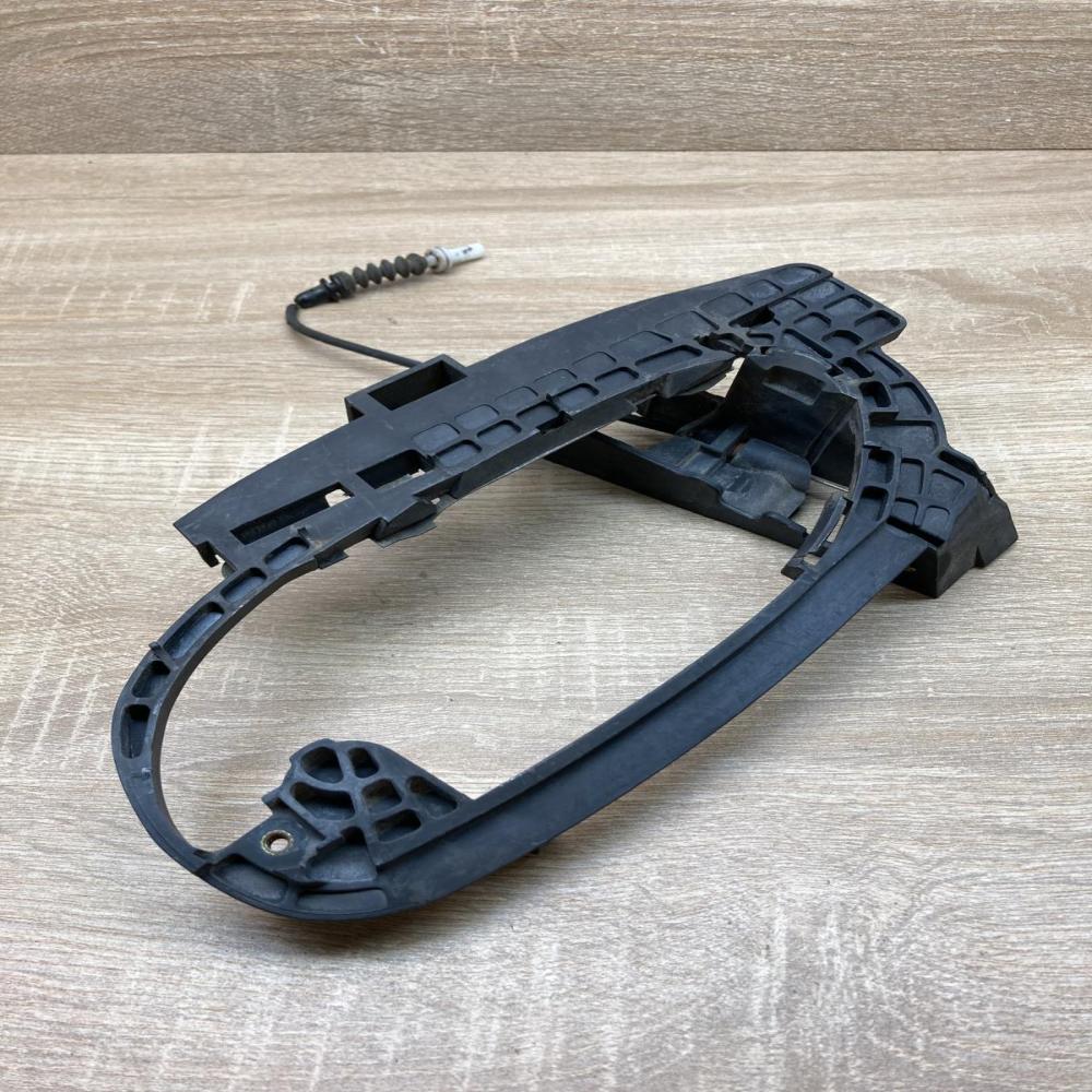 70137031   Rear door exterior handle/bracket BMW 7 E65 E66