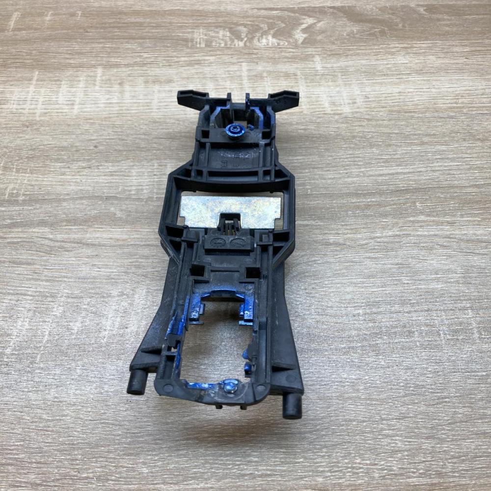 2115452301   Front door exterior handle/bracket Mercedes-Benz E W211