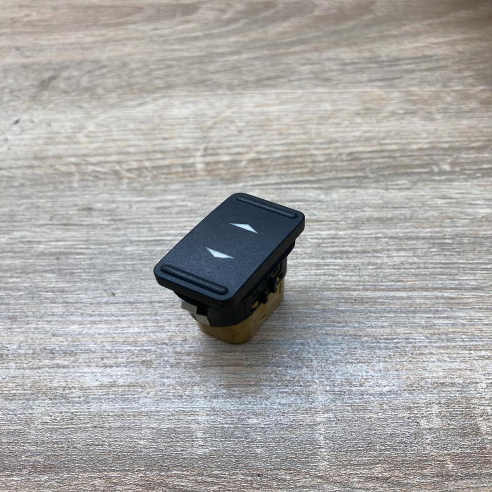6M2T 14529 DA   Electric window control switch Ford Focus