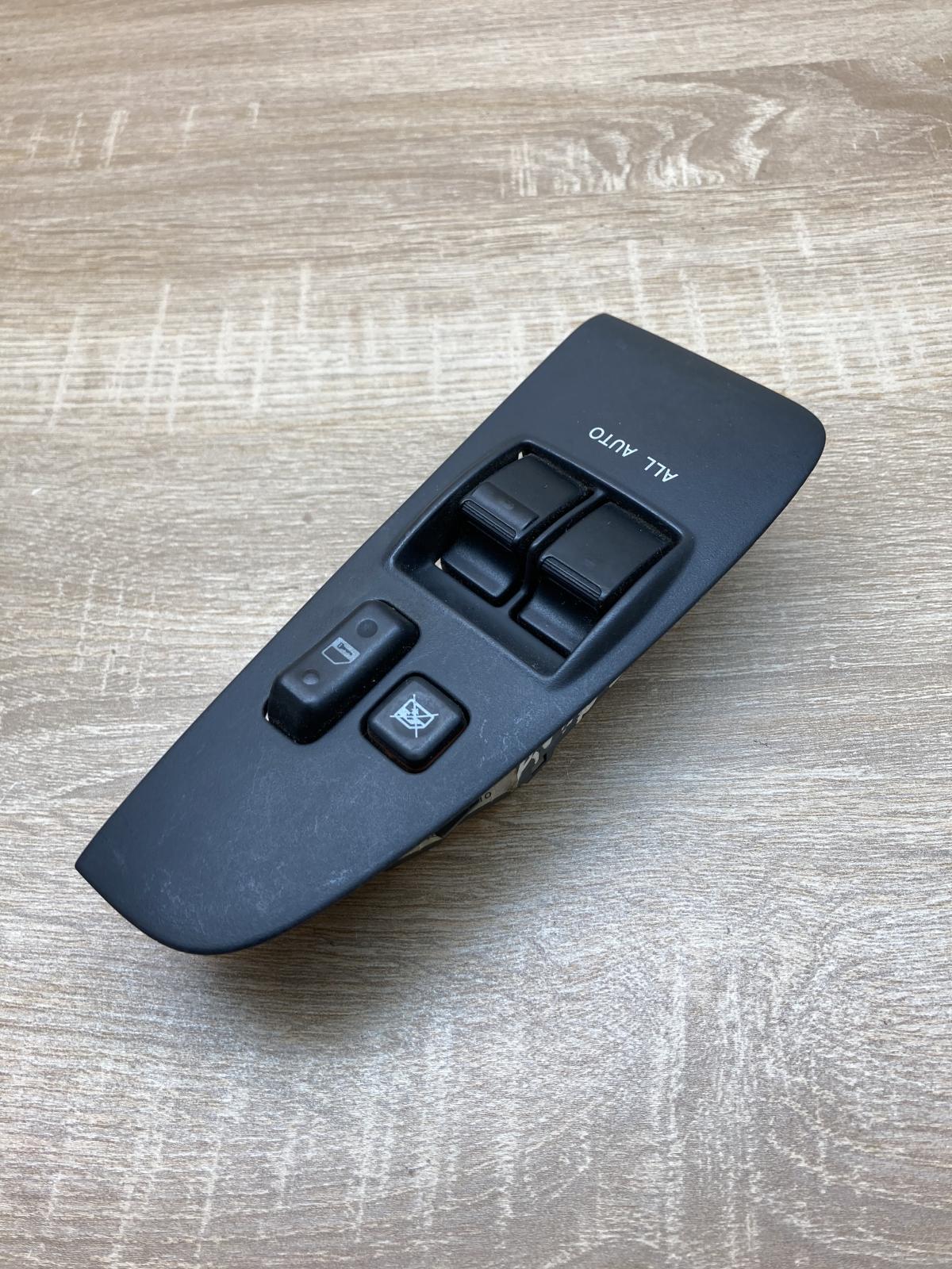 84820 05110 37171A263B05  Electric window control switch Toyota Avensis T250