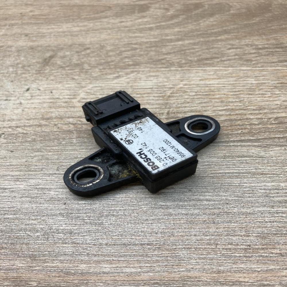 95640 M1200 0265005142  Airbag deployment crash/impact sensor KIA Sorento