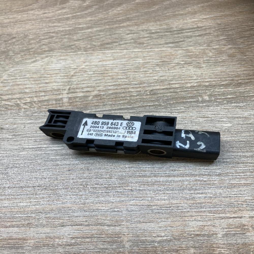 4B0959643E   Airbag deployment crash/impact sensor Audi A6 S6 C5 4B