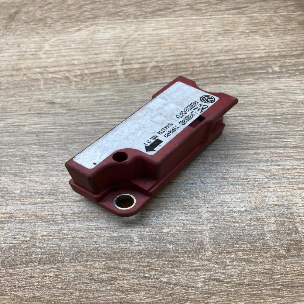 1J0909606D   Airbag deployment crash/impact sensor Volkswagen Golf IV