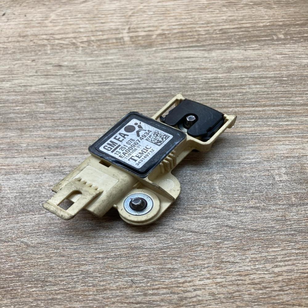 13251078 343149712  Airbag deployment crash/impact sensor Opel Astra H