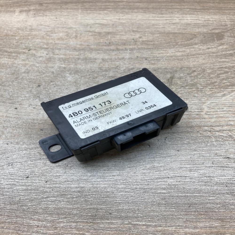 4B0951173   Alarm relay Audi A6 S6 C5 4B