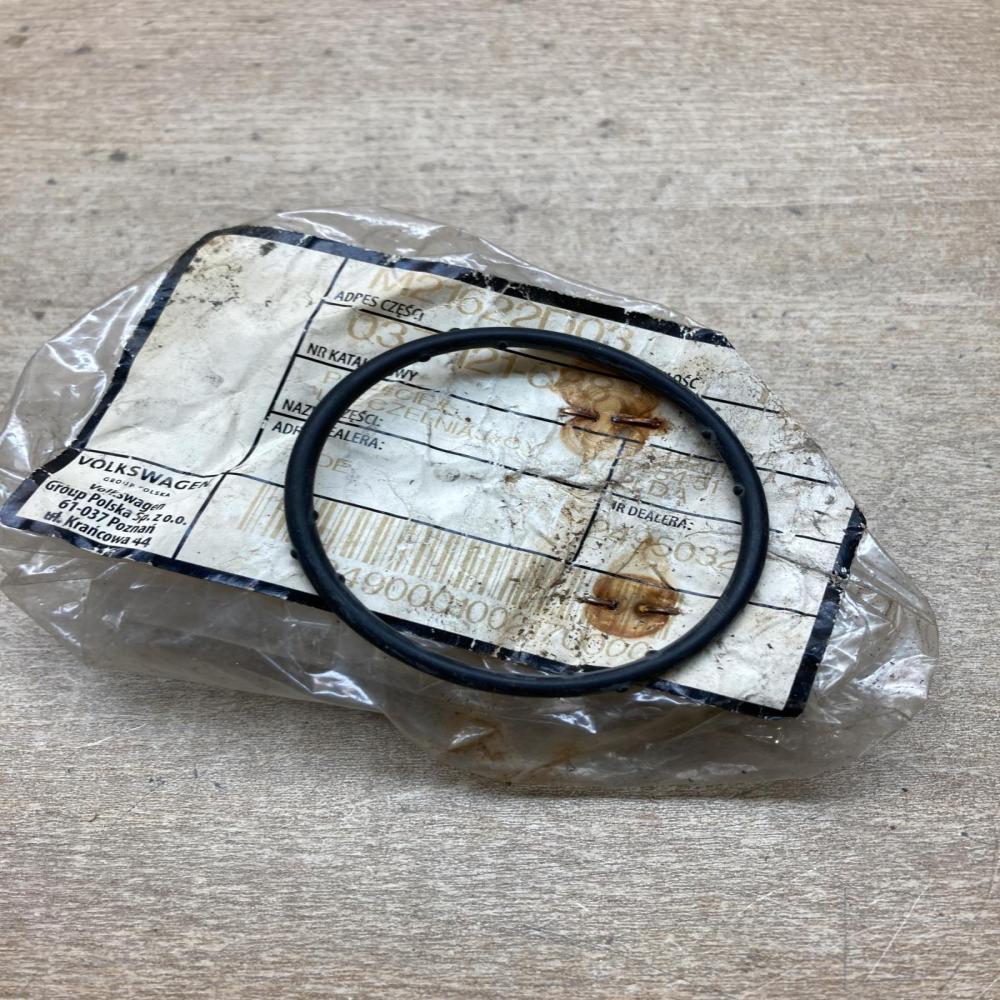 M21622D031 037121688  Thermostat housing Volkswagen Golf V