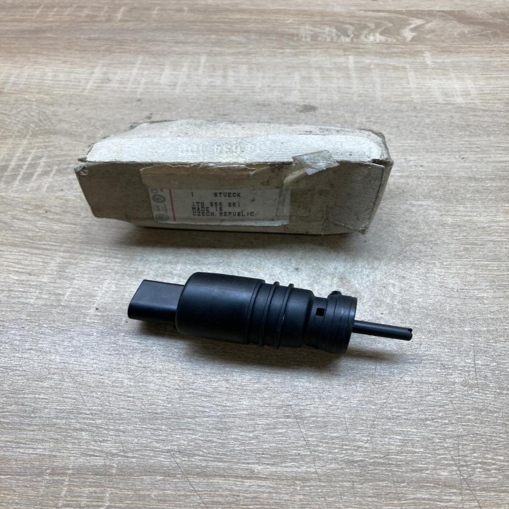 1T0955651   Windscreen/windshield washer pump Volkswagen Touran I