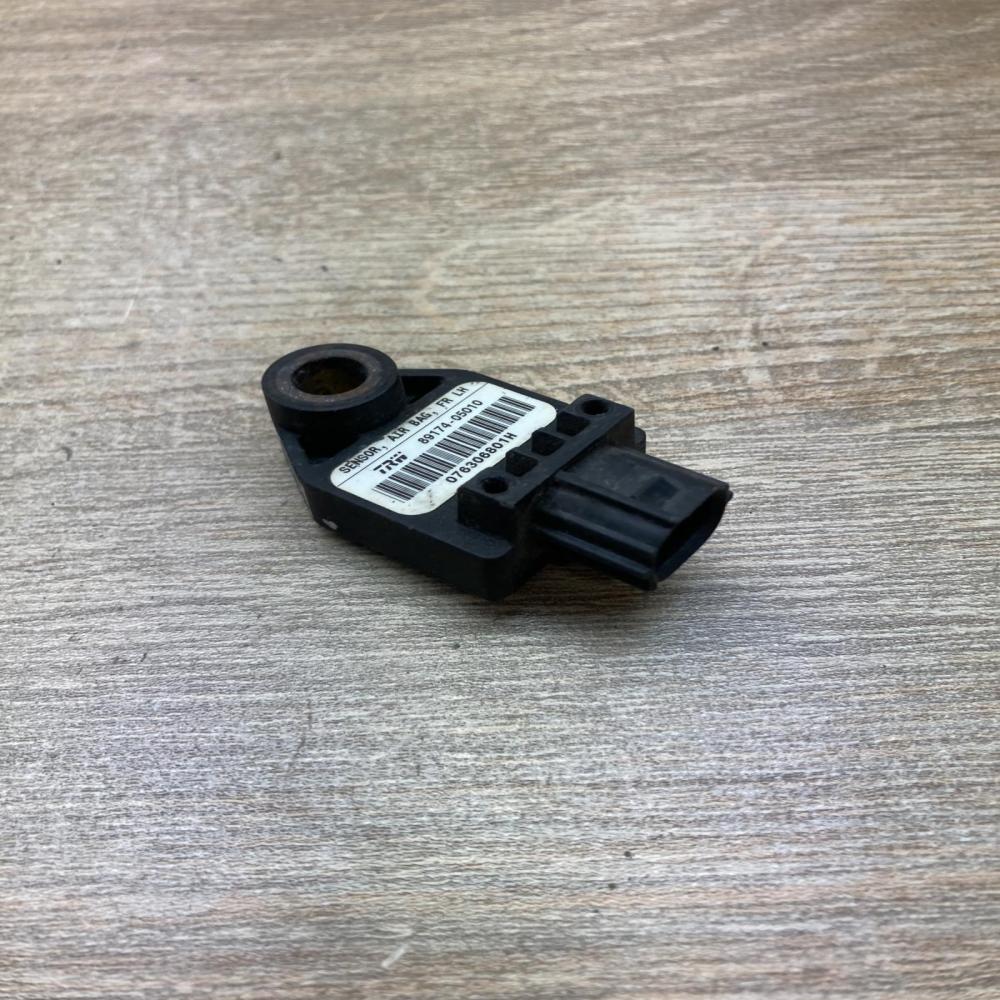89174 05010   Airbag deployment crash/impact sensor Toyota Avensis T250