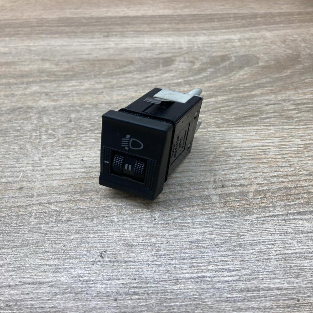 8A0941301   Headlight level height control switch Audi 80 90 S2 B4