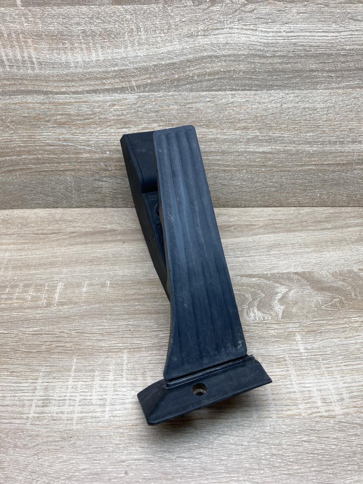6766930 259160  Accelerator throttle pedal BMW 7 E65 E66