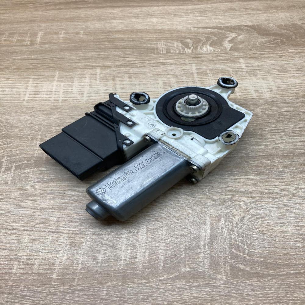 1J4959811C 101429  Rear door window regulator motor Volkswagen Golf IV