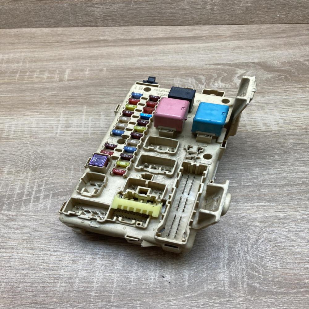 82641 05030 A 905771  Fuse module Toyota Avensis T250